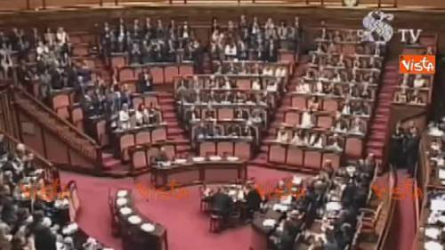 Slogan grillini in Senato. E la Casellati li riprende