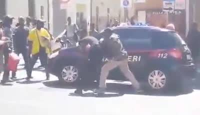 Pisa, senegalesi picchiano i carabinieri