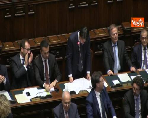 Conte parla di conflitto di interessi, è bagarre in aula