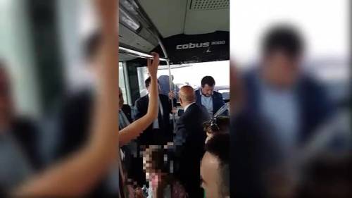 Salvini sale sul bus, i passeggeri cantano "Bella Ciao"