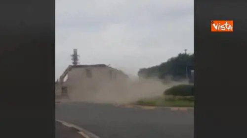 La demolizione flop ripresa col cellulare, il tetto della palazzina crolla in strada
