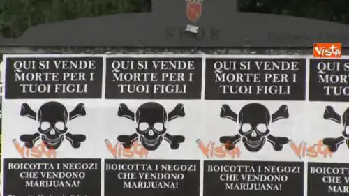 Roma, manifesti choc contro negozi che vendono prodotti alla marijuana