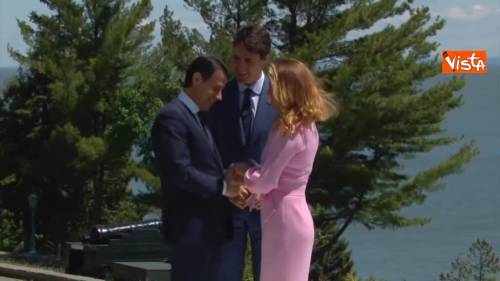 G7, il baciamano di Conte alla first lady canadese Sophie Gregoire