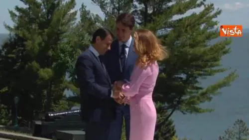 G7, il baciamano di Conte alla first lady canadese Sophie Gregoire
