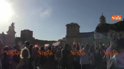 Il coro "Bella Ciao" al Gay Pride di Roma