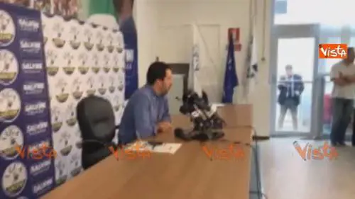 Sbarchi, Salvini: "Alzare la voce paga"