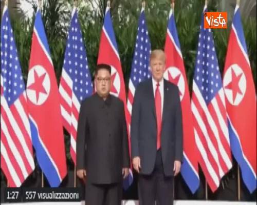 Trump-Kim, la storica stretta di mano