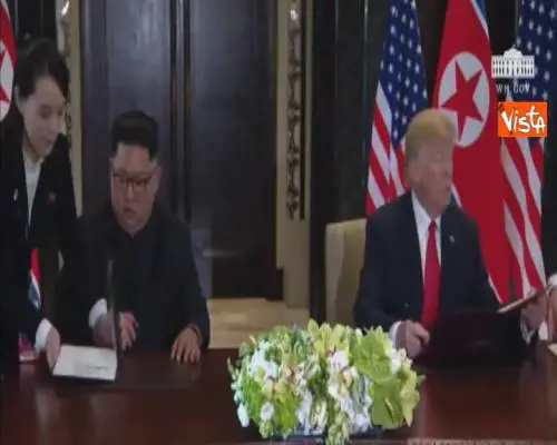 Trump e Kim firmano l'accordo per la denuclearizzazione della Nord Corea