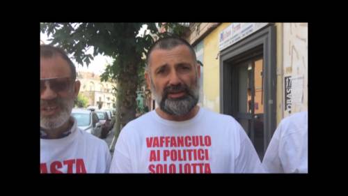 Lavoratori senza stipendio protestano sotto casa del ministro Di Maio: "Uè Uè Di Maio, allora?"
