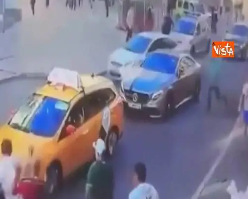 Paura a Mosca, si scaglia con un taxi sulla folla poi tenta di fuggire