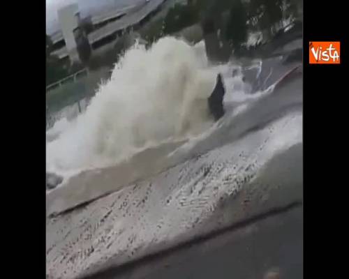 Terremoto Osaka perdita d'acqua apre voragine in strada