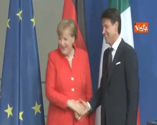 Merkel ‘aiuta’ Conte verso la foto. Poi lo lascia sul posto