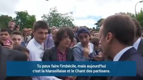 Macron sgrida il ragazzino: "Non fare l'imbecille"