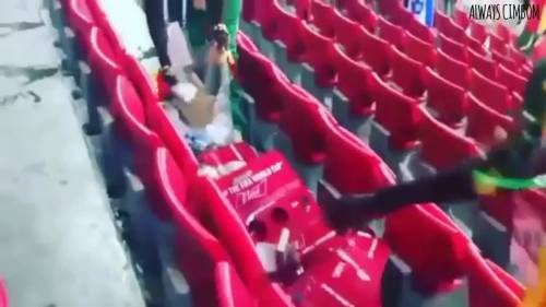 Tifosi giapponesi e senegalesi puliscono lo stadio