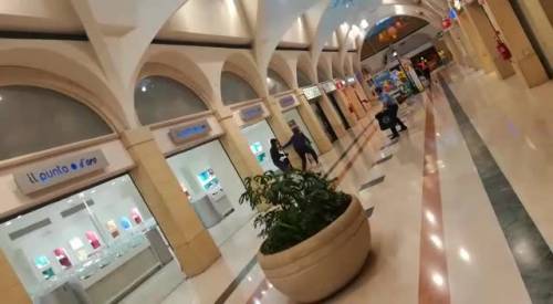 Taranto, rapina in un centro commerciale, il video diventa virale sui social