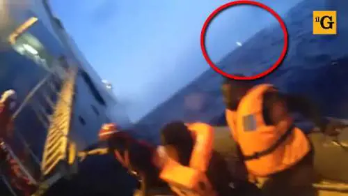 Nel video un salvataggio della ong Lifeline