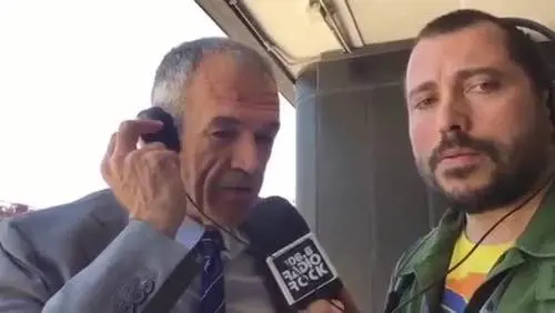 Cottarelli canta Battisti: "I migranti? Ci servono"