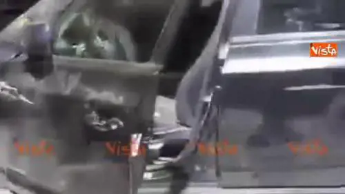 Suv si schianta contro un ristorante a Milano