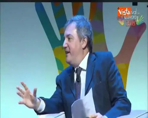 Migranti, Salvini: "Non prendo lezioni da Macron che a Ventimiglia respinge bambini e invalidi"