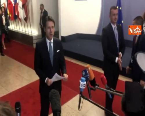 Conte ai cronisti alle 04.30: vi abbiamo fatto fare tardi, buon lavoro