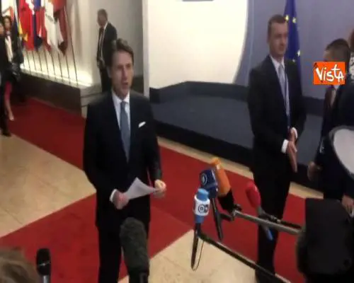 Conte ai cronisti alle 04.30: vi abbiamo fatto fare tardi, buon lavoro