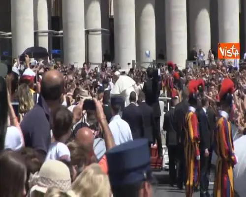 Papa Francesco acclamatissimo dai fedeli in piazza San Pietro durante il giro con la Papa Mobile