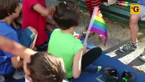 Bambini a lezione di omosessualità da una drag queen