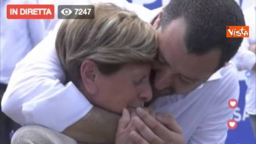 A Pontida l'abbraccio di Salvini alla mamma di Buonanno