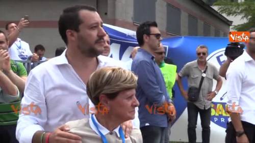 Salvini si commuove insieme alla mamma di Buonanno