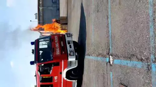 Vigili del fuoco, l'autobotte si ribalta durante l'esercitazione