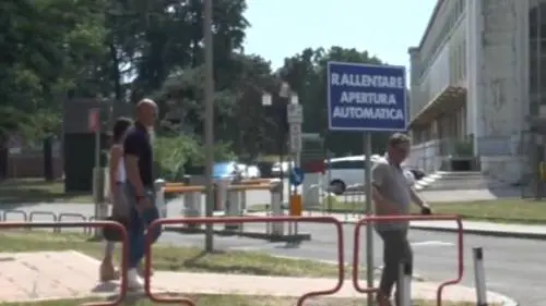 Bettarini arriva al Niguarda dove è ricoverato il figlio Niccolò