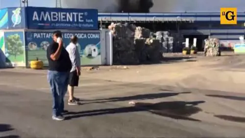 Balle di rifiuti a fuoco: maxi incendio in un'azienda