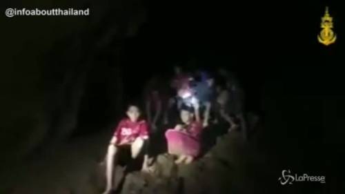 Thailandia, le prime immagini dei giovani calciatori intrappolati nella grotta da 9 giorni