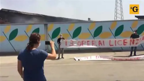 Rifiuti in fumo, la lunga giornata di San Vitaliano: il ministro Costa nel sito incendiato 