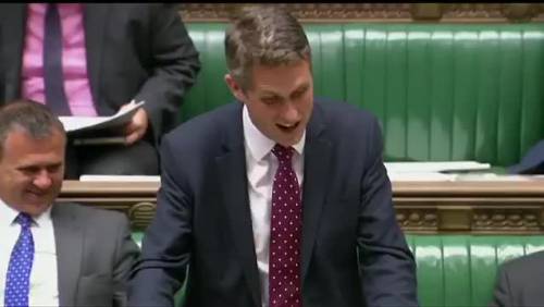 Londra, parlamentare interrotto da Siri mentre parla in Aula
