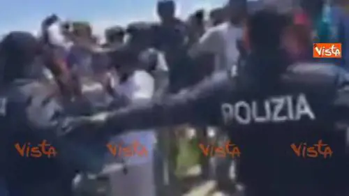 Baraccopoli di San Ferdinando, Salvini contestato dai migranti