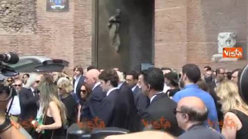 Funerali Vanzina, il feretro lascia la chiesa tra lacrime e applausi