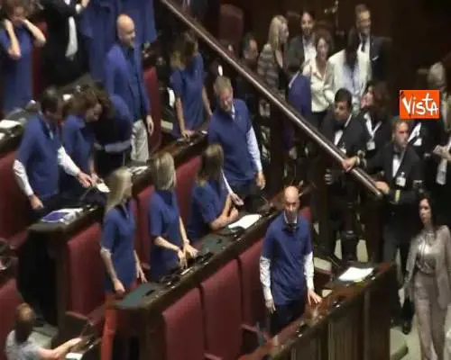 FdI in aula con le magliette blu, Fico: "Mettete le giacche o sospendo l'aula"