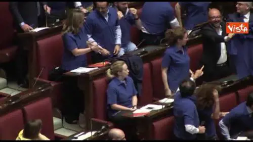 La protesta di FdI in Aula alla Camera