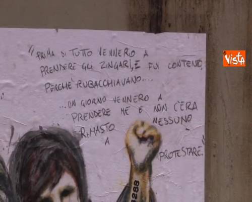 Rom, i bimbi marchiati dai nazisti, l'opera choc sul Naviglio contro Salvini