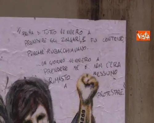 Rom, i bimbi marchiati dai nazisti, l'opera choc sul Naviglio contro Salvini