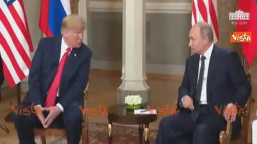 La stretta di mano tra Putin e Trump