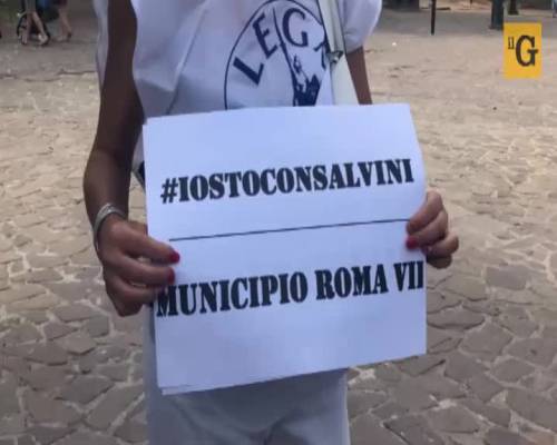 Roma, "magliette verdi" in piazza contro i radical-chic: "Stiamo con Salvini"