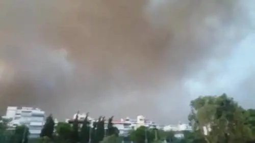 Il fuoco devasta la Grecia