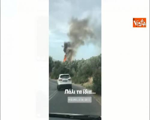 Grecia, fiamme e colonne di fumo riprese da utenti Instagram