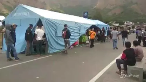 Terremoto Indonesia, feriti curati in strada