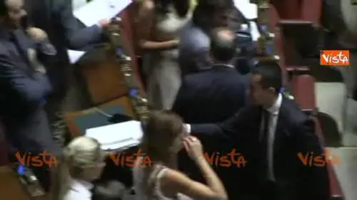 Baci e abbracci per Di Maio dopo l'approvazione del dl dignità alla Camera