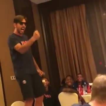 Buffon canta Vasco Rossi. E i compagni del Psg se la ridono