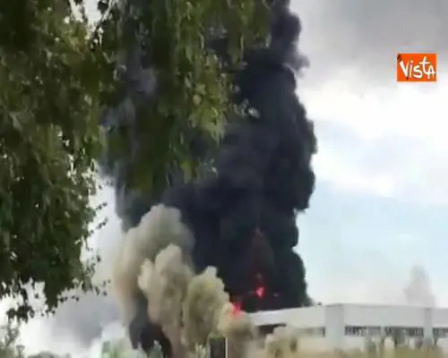 Incendio a Pietrasanta, l'impressionate colonna di fumo che si alza dallo stabilimento