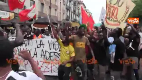 Migranti in piazza a Napoli: cori e insulti contro Salvini